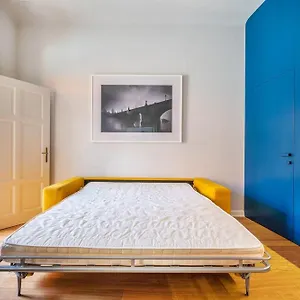 Quiet Center In Hip & Foodie Area Apartment