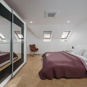 Dot 3 Bdr With Tyn Cathedral View & Ac Apartment